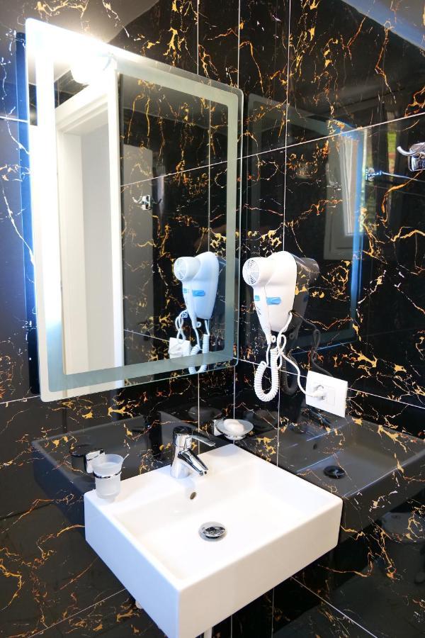 סרנדה Elite Hotel מראה חיצוני תמונה